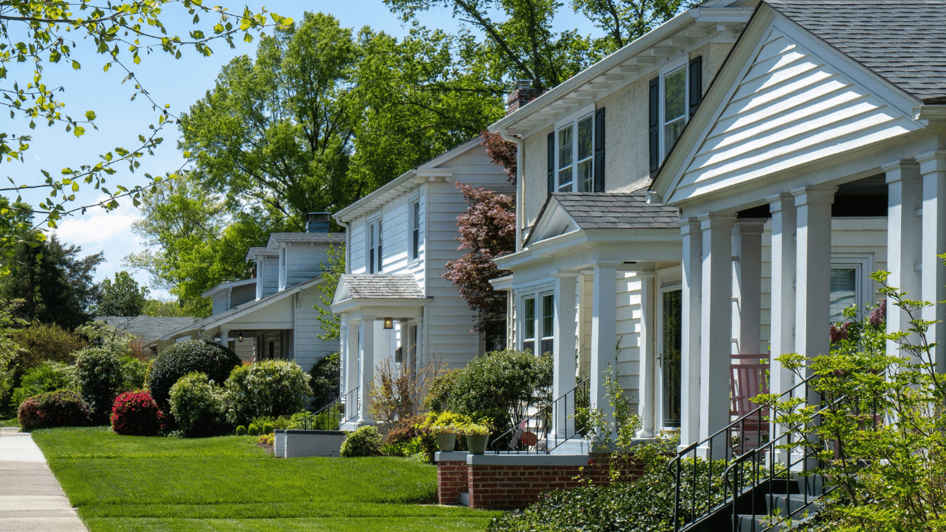 Suburban homes with manicured lawns and trees in des plaines, il